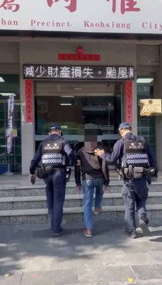 高雄男酒醉闖廟會影響交通 派出所長勸離反被丟鞋