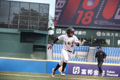 新北U18「游擊柯基」許峰穎2安 跟澳球員英文交流