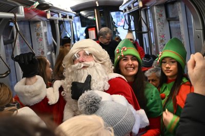 不坐雪橇改搭路面電車 布魯塞爾耶誕老人提前送祝福