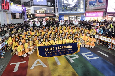 橘色惡魔、翡翠騎士及莊敬高職青春合體 快閃西門町