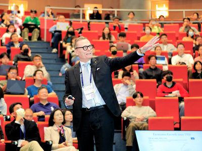 諾貝爾得主羅賓森演講:分散政治權力才能維持創新