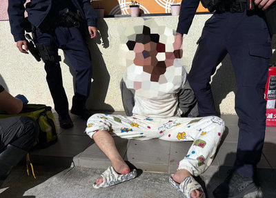 男持雙刀闖加油站便利商店 新北警壓制送辦