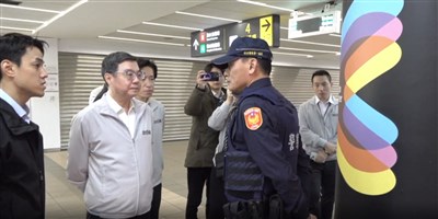 卓榮泰步行視察雙連中山捷運段　要求均衡部署見警率