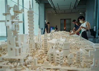 埃利亞松個展奪公辦好展冠軍 文化部預算遭刪凍受矚