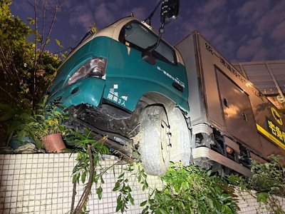 新北新店貨車駕駛疑疲勞恍神 逆向暴衝險撞路人