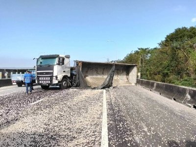 國1北上銅鑼段砂石車擦撞護欄翻覆　回堵近10公里