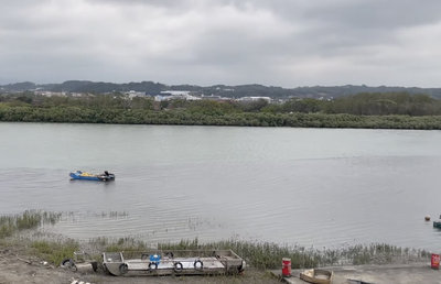 竹南蜆仔溝紅色廢水流入　環保局採樣送驗