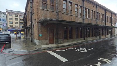 基隆歷史建築漁會正濱大樓屋簷遭撞損　擬裝防撞桿