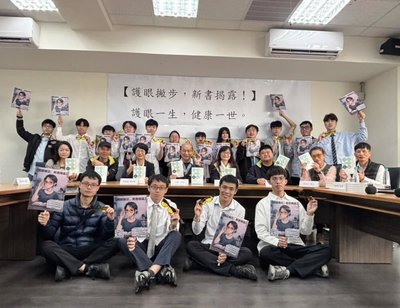 清大研究:長期暴露電腦藍光提高白內障風險