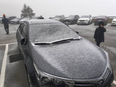 大陸冷氣團影響　合歡山降冰霰車輛覆蓋薄冰