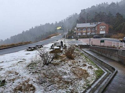 合歡山區部分路面結冰　限加掛雪鏈通行