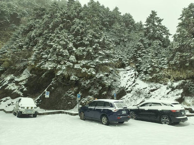 合歡山積雪9公分　台14甲鳶峰大禹嶺限掛雪鏈通行