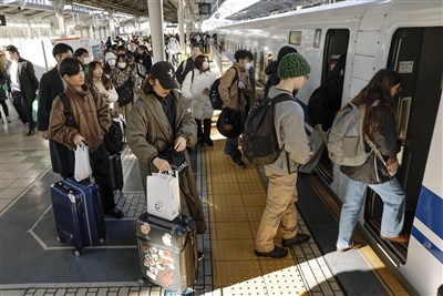 日本返鄉民眾湧入各大車站　出國人潮擠機場
