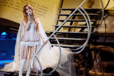 蔡依林化身金紗女伶情歌連發　大巨蛋亮起溫馨燈海