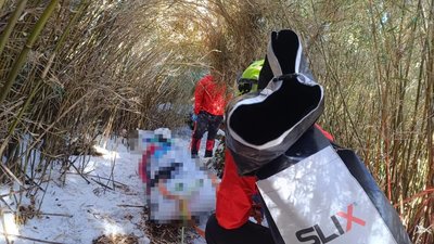 攀登雪山失溫死亡　空勤直升機吊掛遺體下山