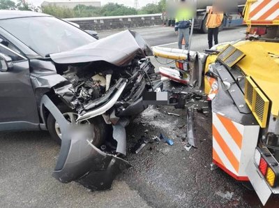 疑精神不濟開啟輔助駕駛　自小客撞擊國道緩撞車