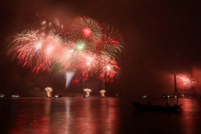 閃耀新北跨河煙火　淡水、八里兩岸萬人冒雨參與