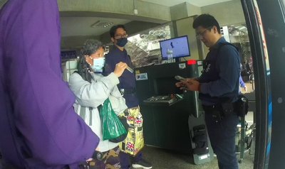 婦背包藏菜刀欲入台中地院　大批警力到場帶回調查