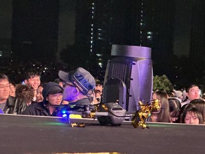 台中跨年晚會空拍機墜落 蕭敬騰台上開唱險遭砸