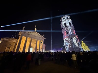 立陶宛維爾紐斯零下13度迎新年 燈光投影秀代煙火