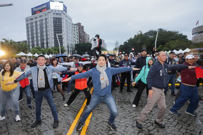 北市元旦升旗路跑細雨中登場　3000跑者迎新年