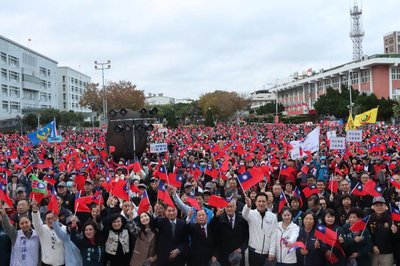 苗栗元旦升旗逾千人齊聚　鍾東錦盼朝野和解