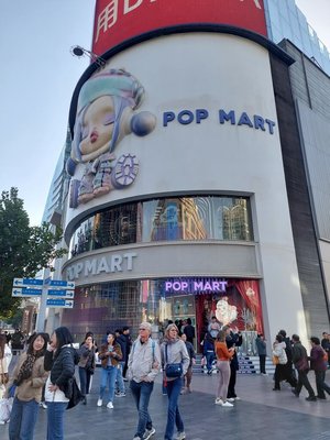 爆紅二手潮玩Labubu大跌價  公司股價一年跌幅逾4成