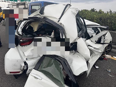 國1南下彰化段3車追撞 自小客車毀損2人一度受困