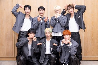 男團NEXZ來台不忘喝珍奶 巧遇粉絲直呼驚喜