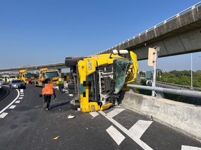 國1北向半聯結車台南系統匝道撞護欄翻覆 駕駛送醫