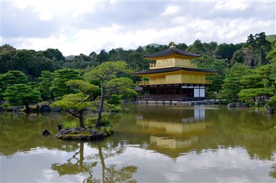 日本京都下雪 金閣寺今冬首度被白雪妝點