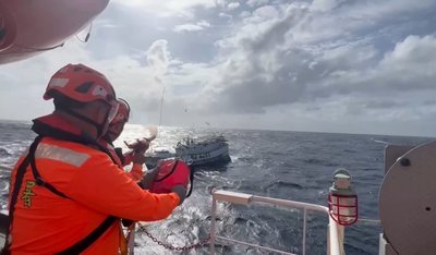 漁船東沙島海域失動力 雲林艦5天4夜驚濤駭浪救回