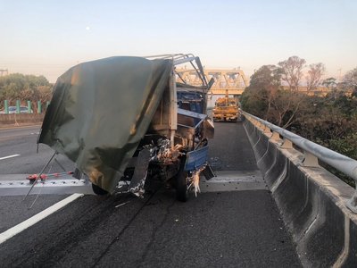 國4神岡段車禍 婦停外側車道遭半聯結車追撞送醫