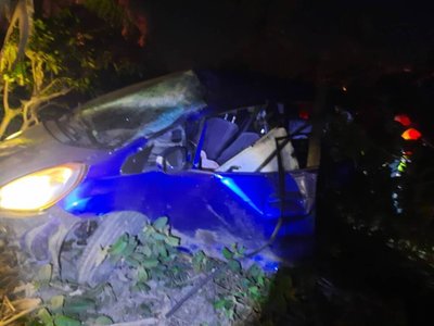 自小客車失控衝出台1線  男子撞牆電桿喪命