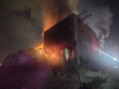 彰縣輪胎工廠倉庫深夜起火　消防出動8個分隊滅火