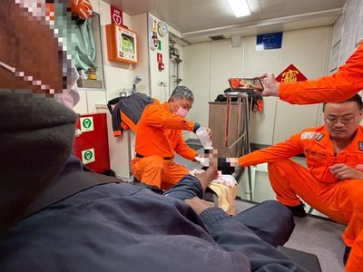澎湖漁船印尼漁工腳趾斷裂 海巡巡防艇風浪馳援送醫