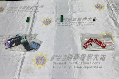 台南警溯源槍砲案　查獲卡片、手機造型折疊手槍