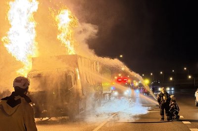 國1林口段聯結車凌晨起火　載運食品燒光無人傷