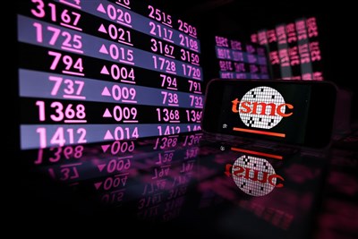 台股漲471點收30576點再創高　台積電首登1705元