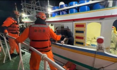 澎湖漁船印尼漁工腳趾斷裂 海巡巡防艇風浪馳援送醫