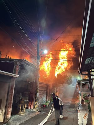 台中太平住宅火警　8戶燃燒1女送醫