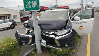 台東警車撞分隔島車頭凹號誌牌斷 員警酒測值零