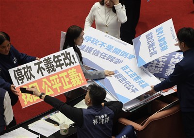 停砍年金法案　考試院遞狀聲請釋憲及暫時處分