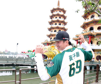 黃子鵬返故鄉高雄加盟雄鷹　淚盼讓父母感到驕傲