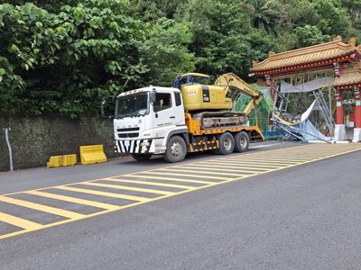 太魯閣牌樓修復又被撞　主體結構初判未受損