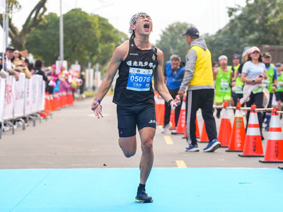 渣打台北馬拉松洪偉齊奪冠 可惜獎牌刻錯英文字