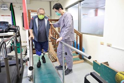 花蓮923洪災輪椅翁險滅頂  門諾助重製義肢復健