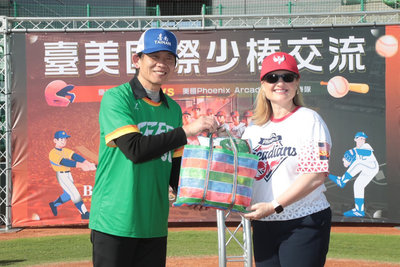 美國鳳凰城市長率少棒隊造訪　與台南聯隊交流