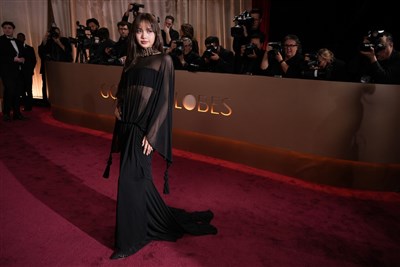 金球獎現場直擊　Lisa絕美登場、席琳娜紅毯放閃