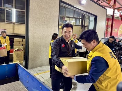江啟臣攜手會計師公會送暖　千包白米助弱勢過冬